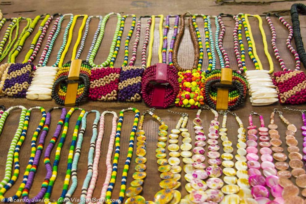 Imagem de colares e pulseiras que os índios usam e vendem na aldeia.